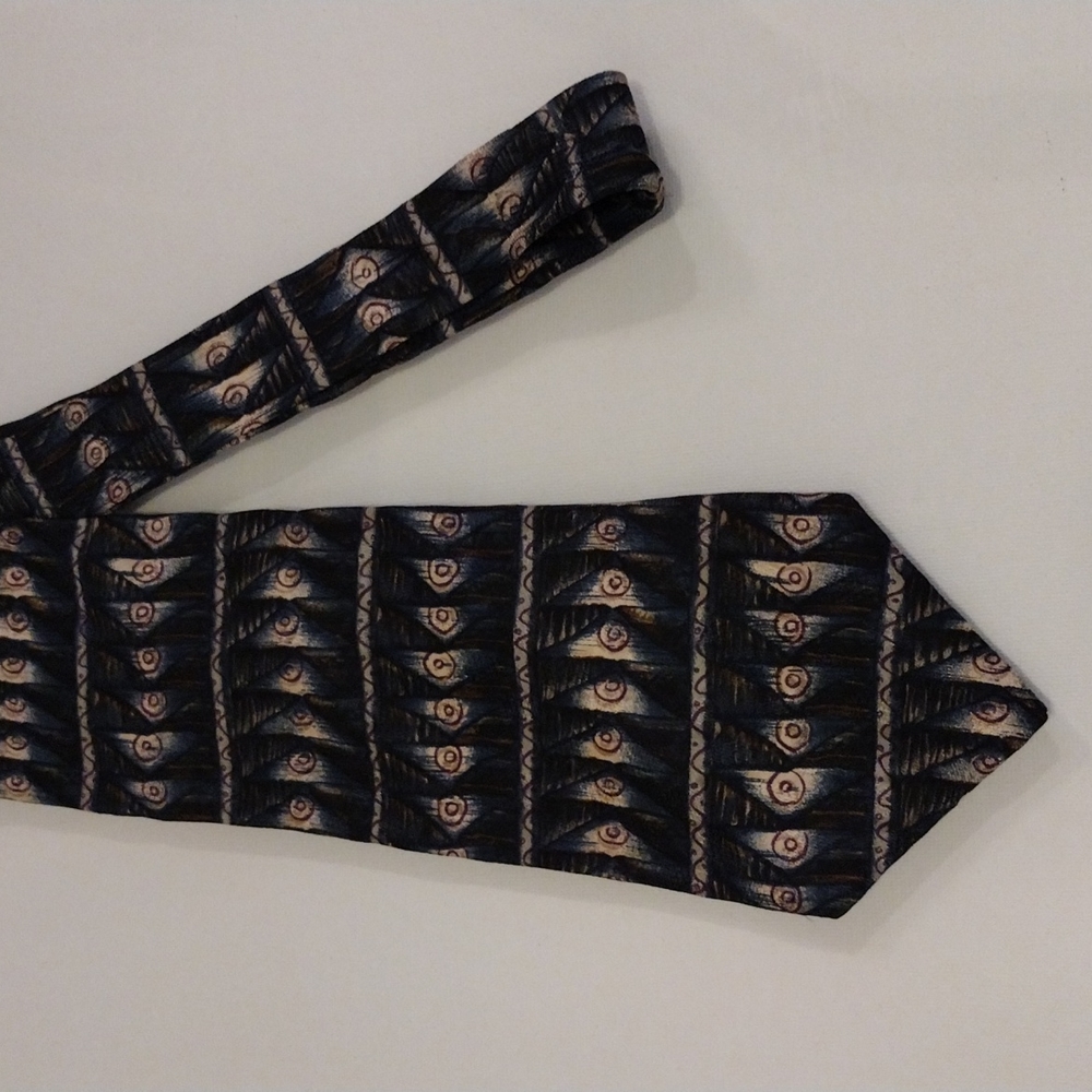 Martin Wong silk tie.